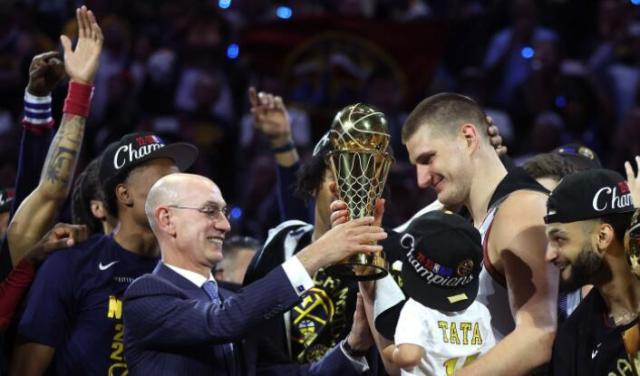 开云-掘金庆祝夺冠：约基奇狂饮酒+整蛊穆雷 马龙吻爱徒