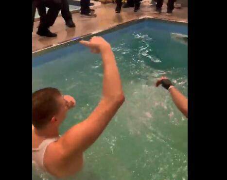 开云-掘金庆祝夺冠：约基奇狂饮酒+整蛊穆雷 马龙吻爱徒