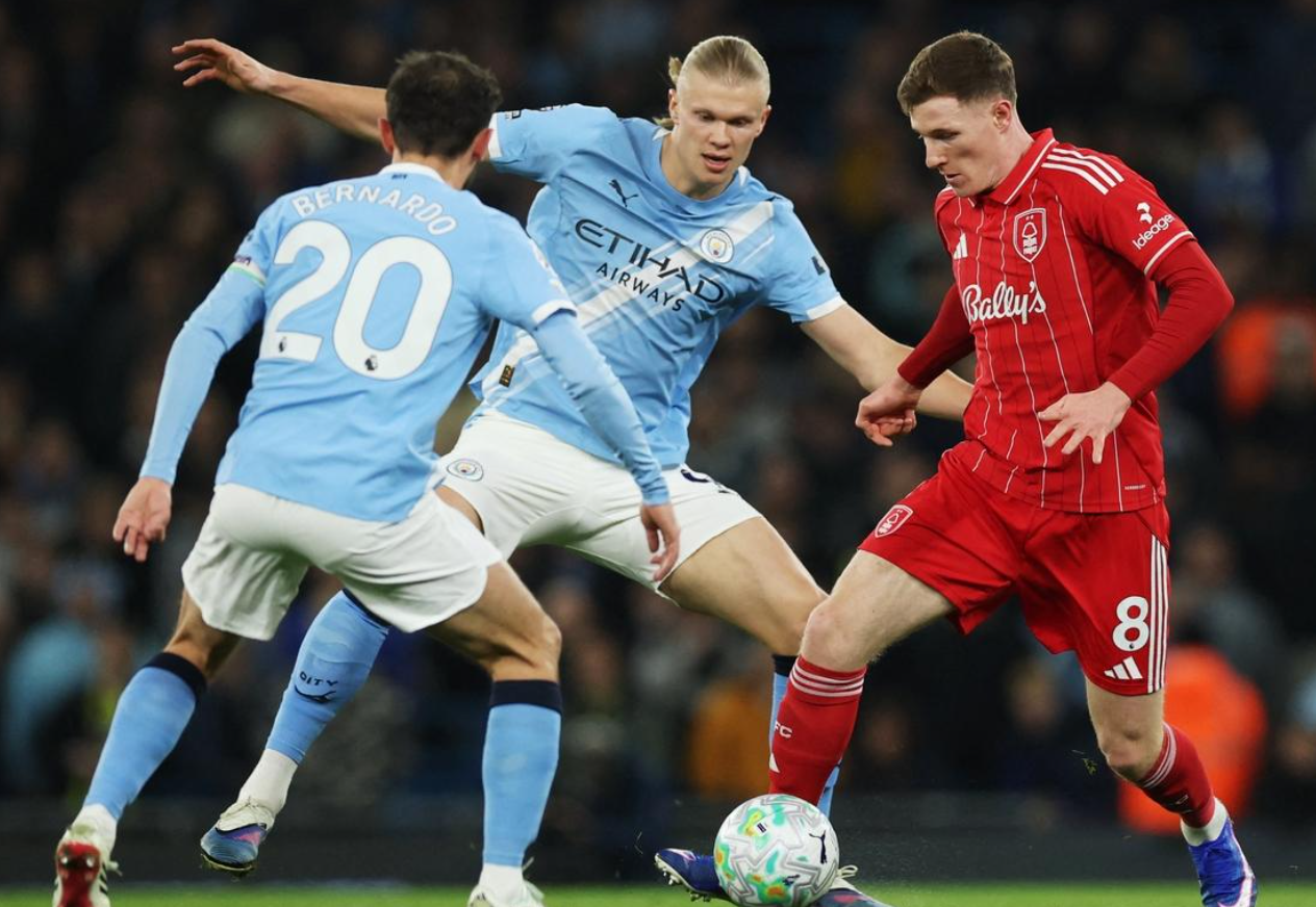 一场2-2，改变英超争冠格局，瓜迪奥拉气炸了：争冠形势恶化