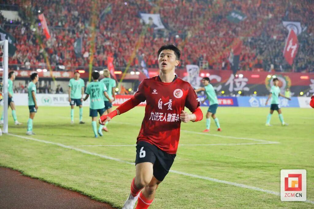 开云下载-鏖战在即,自贡队何以笑傲川超?快来聊聊——